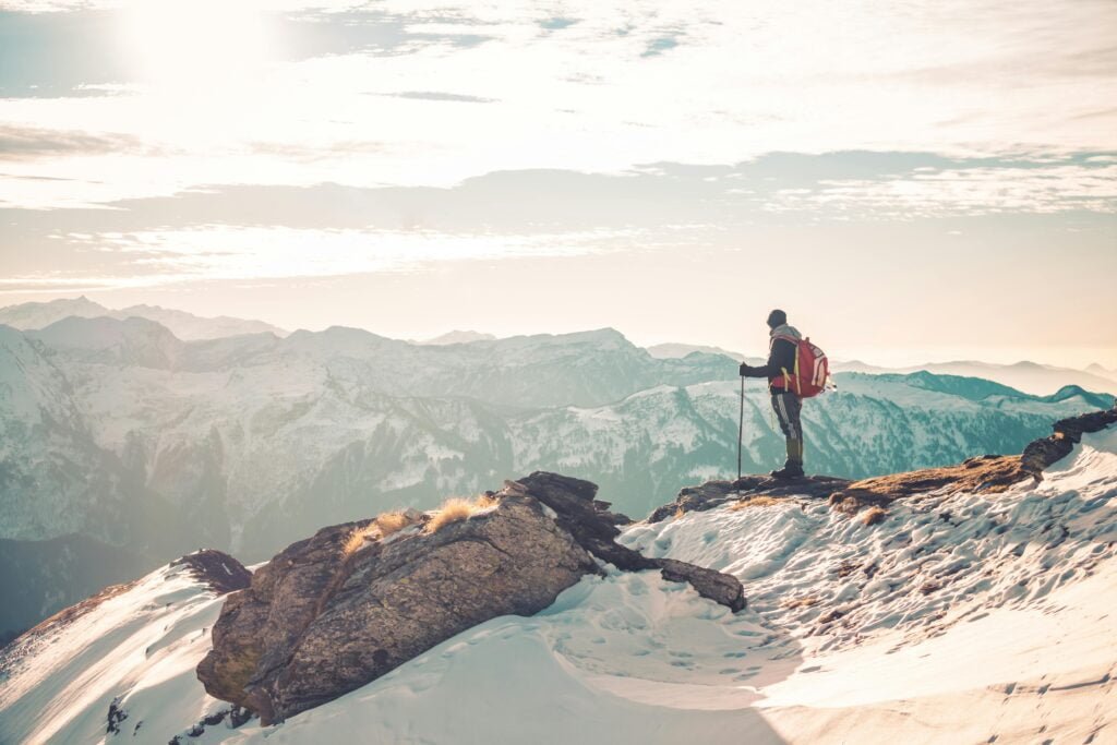 hombre en la cima de una montaña